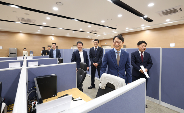 임광현(오른쪽 두 번째) 국세청장이 8일 대전 유성구 북대전세무서에서 국세·국세외수입 체납관리단을 방문해 직원들을 격려하고 있다. 국세청 제공
