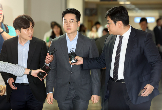 6·3 지방선거 때 음료 피습 자작극 의혹이 제기된 정이한 전 개혁신당 부산시장 후보가 구속전피의자심문(영장실질심사)에 출석하기 위해 8일 오후 부산 연제구 부산지방법원 법정으로 이동하고 있다. 뉴시스