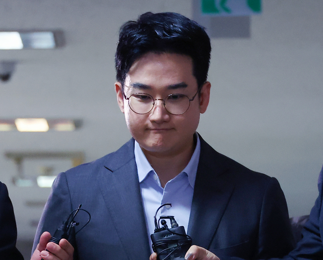 지난 6·3 지방선거에서 피습 자작극 의혹을 받는 정이한 전 개혁신당 부산시장 후보가 8일 부산지방법원에 구속 전 피의자 심문(영장실질심사)에 출석하기위해 법정에 들어서고 있다. 연합뉴스