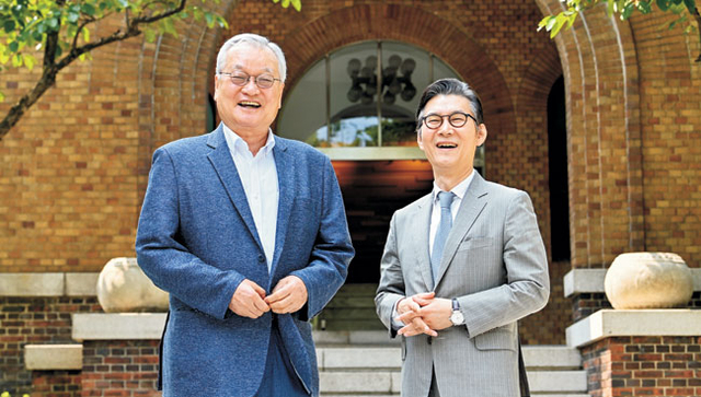 이범헌(오른쪽) 한국문화예술위원회 위원장과 윤영달 한국메세나협회 회장이 지난 6월 30일 서울 종로구 ‘예술가의 집’에서 기초예술 후원의 의미와 가치에 관해 이야기 나누고 있다.  백동현 기자