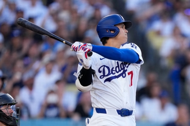 MLB LA 다저스의 오타니 쇼헤이가 8일(한국시간) 미국 캘리포니아주 LA의 유니클로 필드 앳 다저스타디움에서 열린 콜로라도 로키스와 홈 경기에서 1번 지명타자로 출전해 1회 첫 타석에서 홈런을 치고 있다. AP뉴시스