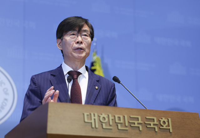 조경태 국민의힘 의원이 8일 오후 서울 여의도 국회 소통관에서 장동혁 국민의힘 당 대표 윤리위원회 제소 관련 기자회견을 하고 있다. 뉴시스