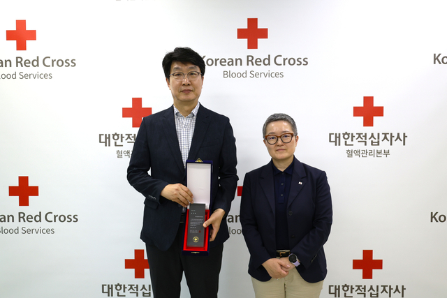 한국보훈복지의료공단 관계자가 8일 헌혈문화 확산 노력을 인정받아 대한적십자사 혈액관리본부에서 대한적십자사 기관표창을 수상한 뒤 기념촬영하고 있다. 보훈공단 제공