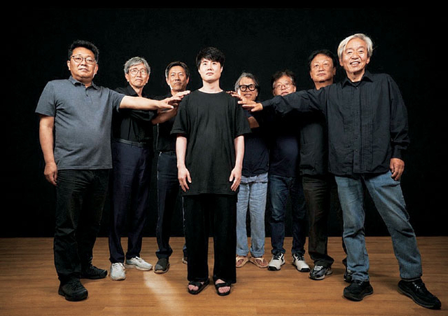고 이윤성 역할을 맡은 김우석 배우의 어깨에 손을 얹고 있는 배우들(왼쪽부터 탁정헌, 박종근, 서한석, 전성호, 권혁수, 민병두, 박경석).  극단 금잔디 제공