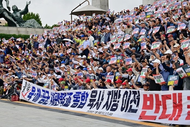 8일 오전 국회의사당 본관 앞에서 국민의힘 한기호 의원과 임종득 의원, 육·해·공군사관학교 총동창회, 육군사관학교 사관생도 학부모 모임이 공동주최한 ‘사관학교 통합 및 육사 졸속 이전 반대 총궐기대회’가 열리고 있다. 문호남 기자