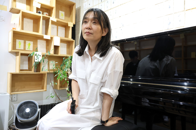 한강 작가가 7일 서울 종로구 독립서점 ‘책방오늘’에서 마지막 낭독회에 앞서 기자들과 만나고 있다. ‘책방오늘’은 한 작가가 2018년 강남에 문을 열었다가 서촌으로 옮겨간 곳으로, 서점이 입점한 건물이 팔리면서 이날 영업을 종료하게 됐다.  뉴시스