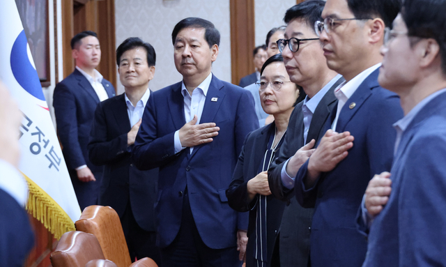 한성숙 국무총리가 7일 서울 종로구 정부서울청사에서 진행된 국무회의에서 국기에 경례하고 있다. 연합뉴스