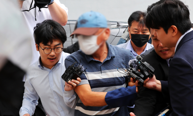 ‘여고생 살해범’ 장윤기 사건의 증거를 인멸한 혐의를 받는 광주 광산경찰서 수사팀장 A 경감이 8일 오전 전남광주통합특별시 동구 광주지방법원에서 열린 구속 전 피의자 심문(영장실질심사)에 출석하고 있다. 연합뉴스