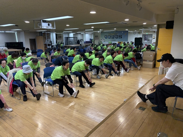 우울 예방 근력운동 모습. 서울 중구청 제공