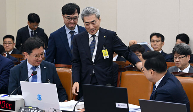 9일 오전 국회에서 열린 재정경제기획위원회 전체회의에서 착석하려는 신현송(가운데) 한국은행 총재를 위해 박홍근(오른쪽) 기획예산처 장관이 의자를 빼 주고 있다. 곽성호 기자