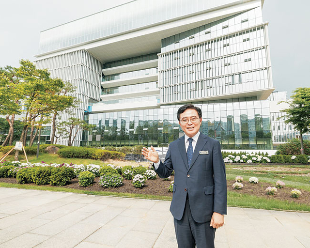 진교훈 강서구청장이 8일 문화일보와의 인터뷰에서 강서구 신청사 이전계획에 대해 설명하고 있다.   강서구청 제공