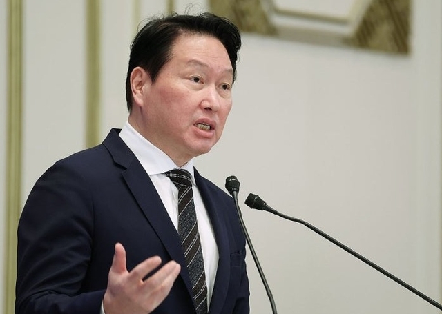 최태원 SK그룹 회장이 6월 29일 청와대에서 이재명 대통령 주재로 열린 3대 메가프로젝트 국민보고회에서 투자계획을 발표하고 있다. 연합뉴스