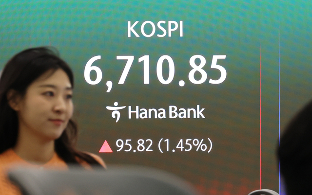 코스피가 상승 출발해 장중 최고치를 다시 경신한 4월 28일 서울 하나은행 본점 딜링룸에서 딜러들이 업무를 보고 있다. 연합뉴스