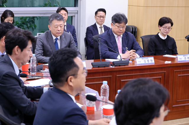 조주연(오른쪽부터) 홈플러스 대표와 김중현 메리츠화재 대표, 김광일 MBK파트너스 부회장이 9일 국회 의원회관에서 열린 민주당 을지로위원회 주최 ‘홈플러스 회생을 위한 MBK파트너스-메리츠 경영진 간담회’에 참석해 있다. 연합뉴스