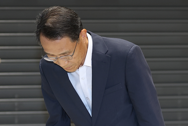 유재성 경찰청장 직무대행이 10일 인천국제공항 제2여객터미널을 통해 귀국해 취재진 질문에 답한 뒤 인사하고 있다.  연합뉴스