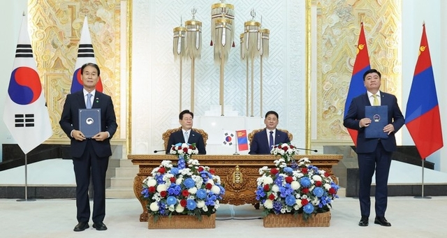 권오을 국가보훈부 장관과 첸드 산닥어치르 몽골 환경기후변화부 장관이 9일(현지시간) 울란바타르 정부청사에서 이재명 대통령과 오흐나 후렐수흐 몽골 대통령이 임석한 가운데 이태준 기념공원 보존·관리 및 방문 활성화를 위한 상호협력 양해각서(MOU)를 체결한 뒤 기념촬영을 하고 있다.  연합뉴스