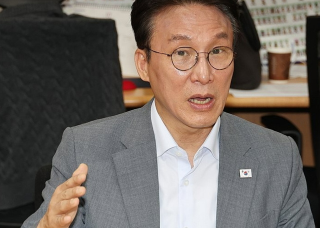더불어민주당 당 대표 경선에 출마한 김민석 전 국무총리가 10일 전북도청에서 기자간담회를 하고 있다. 연합뉴스