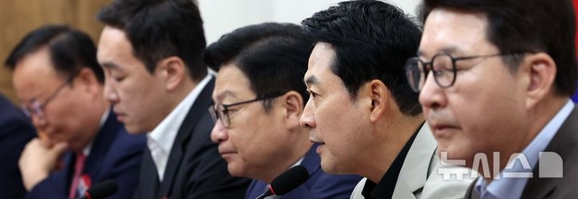 장동혁(오른쪽에서 두 번째) 국민의힘 대표가 9일 서울 여의도 국회에서 열린 최고위원회의에서 발언하고 있다. 뉴시스