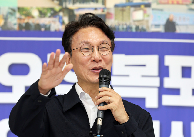더불어민주당 당권 주자인 김민석 전 국무총리가 8일 오후 전남광주통합특별시 목포시 지역위원회에 참석해 발언하고 있다. 연합뉴스