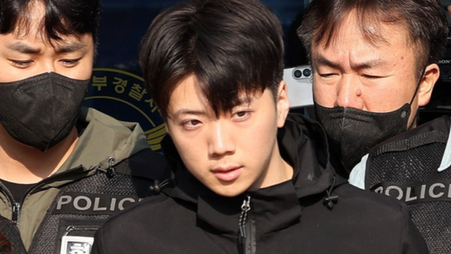 어린이날 광주 도심에서 일면식도 없는 여고생을 살해한 혐의를 받는 장윤기(23)가 5월 14일 광주 서부경찰서에서 검찰에 송치되고 있다. 연합뉴스