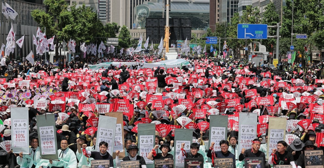 11일 서울 숭례문 앞 세종대로에서 열린 전국공무원노동조합 공무원·교사 노동자대회에서 참여자들이 구호를 외치고 있다. 연합뉴스