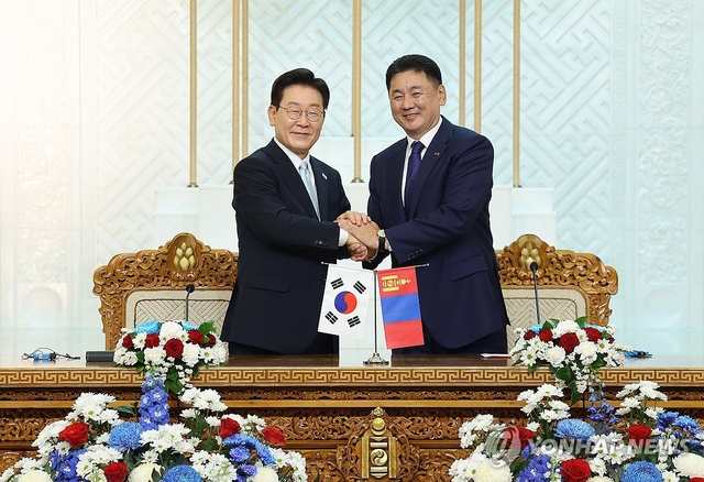 이재명 대통령과 오흐나 후렐수흐 몽골 대통령이 9일(현지시간) 올란바타르정부청사에서 공동언론발표 후 두 손을 모두 감싸며 막수를 하고 있다. 연합뉴스