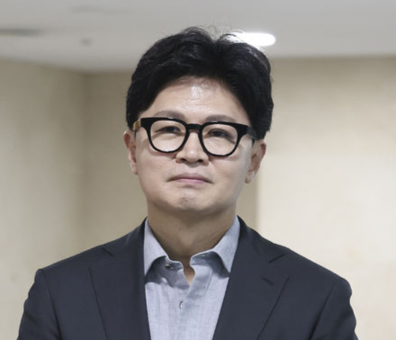 한동훈 무소속 의원이 7일 오후 서울 여의도 의원회관에서 국민의힘 유의동 의원실 주최로 열린 KTX 경기남부역사 신설 토론회를 마치고 취재진 질의에 답하고 있다. 뉴시스