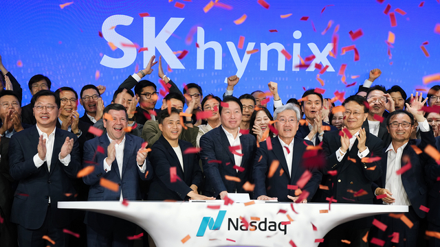 10일 오전(현지시간) 미국 뉴욕 나스닥 마켓사이트에서 열린 ‘오프닝 벨’ 행사에서 최태원 SK그룹 회장(가운데), 곽노정 SK하이닉스 CEO, 고승범 SK하이닉스 사외이사 겸 이사회 의장이 타종을 하며 나스닥 ADR 거래 개시를 알리고 있다. SK하이닉스 제공·연합뉴스