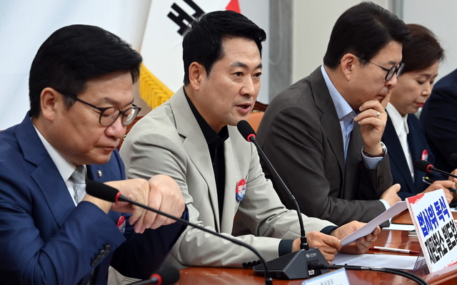 장동혁(왼쪽 두 번째) 국민의힘 대표가 9일 오전 국회에서 열린 최고위원회의에서 발언하고 있다. 곽성호기자