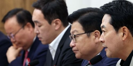 장동혁(오른쪽) 국민의힘 대표가 9일 서울 여의도 국회에서 열린 최고위원회의에서 발언하고 있다. 뉴시스