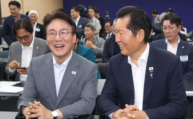 김민석(왼쪽) 전 국무총리와 정청래 전 더불어민주당 대표가 10일 전북 전주시 더불어민주당전북특별자치도당에서 열린 ‘더불어민주당 전북특별자치도당 제3차 상무위원회의’에 참석해 대화를 나누고 있다. 뉴시스