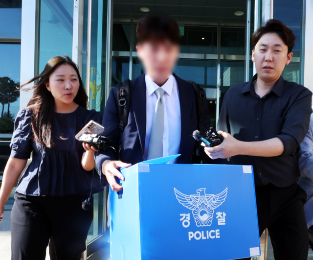 지난 11일 광주경찰청에서 경찰청 국가수사본부 특별수사팀이 압수수색을 마친 뒤 이동하고 있다. 특별수사팀은 장윤기 사건을 둘러싸고 제기된 유착 의혹 등을 규명하기 위한 수사를 이어오고 있다. 연합뉴스