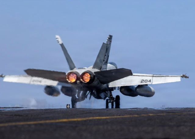 이란 공습작전 위해 미 항모 에이브러햄 링컨호에서 출격하는 F/A-18E 전투기. AP 연합뉴스