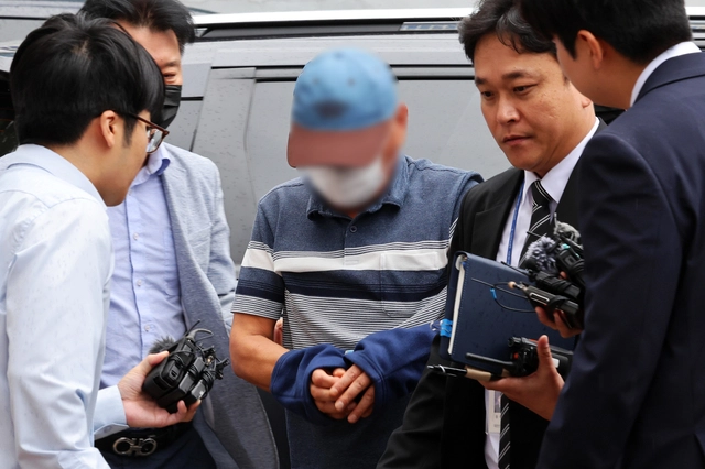 ‘여고생 살해범’ 장윤기 사건의 증거를 인멸한 혐의를 받는 광주 광산경찰서 수사팀장 A 경감이 지난 8일 구속 전 영장실질심사에 출석하고 있다. 경찰은 A 경감이 장윤기의 차량을 압수수색하는 과정에서 ‘케이블타이’를 증거인멸한 혐의로 구속영장을 신청했다. 연합뉴스