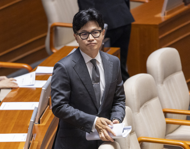한동훈 무소속 의원이 18일 국회에서 열린 6월 임시국회 3차 본회의에 참석해 국회의장 산회 선포 후에 뒤 이동하고 있다 . 연합뉴스
