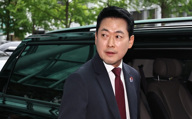 ‘장윤기 사건’과 관련해 경찰청을 항의 방문한 장동혁 국민의힘 대표가 10일 유재성 경찰청장 직무대행과의 면담장에 취재진과 보좌관 등의 출입을 막으며 비공개를 요청하는 경찰에게 항의한 뒤 면담을 취소하고 되돌아가고 있다. 연합뉴스