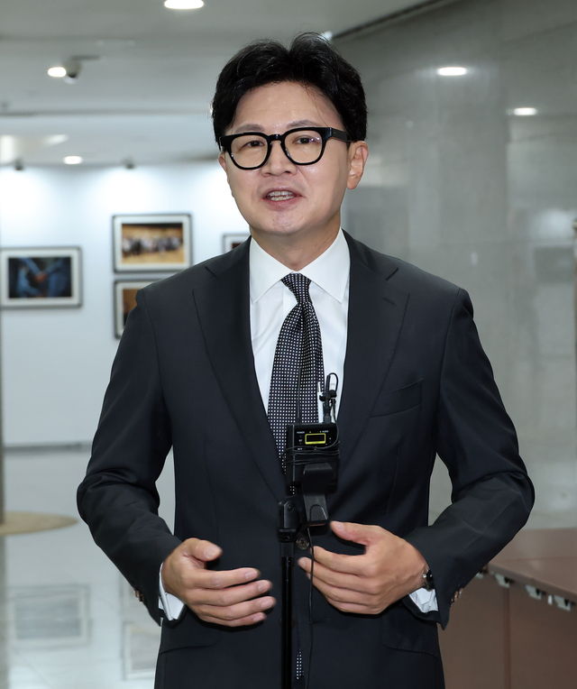 한동훈 의원이 지난 9일 국회 의원회관에서 열린 반도체 미래와 생존을 위한 연속 토론회에 참석한 뒤 기자들의 질문에 답하고 있다. 연합뉴스