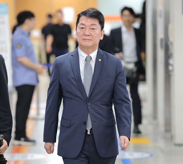 추경호 시장 재판 증인 출석하는 안철수 의원
(서울=연합뉴스) 류영석 기자 = 국민의힘 안철수 의원이 8일 서울 서초구 서울중앙지방법원에서 열린 추경호 대구시장 관련 내란 중요임무 종사 혐의 1심 속행 공판에 증인 신분으로 출석하고 있다. 2026.7.8
ondol@yna.co.kr
(끝)
<저작권자(c) 연합뉴스, 무단 전재-재배포, AI 학습 및 활용 금지>