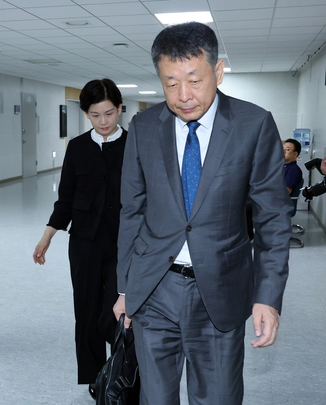 김광일(오른쪽) MBK 부회장과 조주연 홈플러스 대표가 지난 9일 국회 의원회관에서 열린 민주당 을지로위원회가 주최한 간담회에 참석하기 위해 입장하고 있다. 연합뉴스