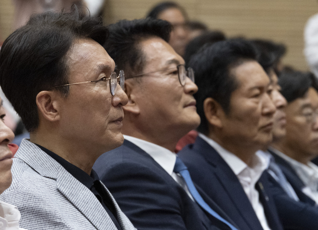 12일 국회 의원회관에서 열린 전국자치분권민주지도자회의(KLDC)에 더불어민주당 당 대표 후보 주자들이 나란히 앉아 있다. 왼쪽 부터 김민석 전 국무총리, 송영길 의원, 정청래 전 대표. 연합뉴스