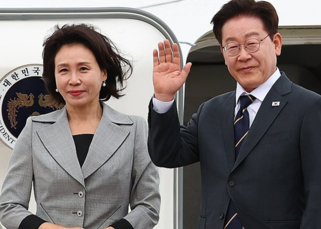 몽골 국빈 방문 일정을 마치고 귀국하는 이재명 대통령과 김혜경 여사가 11일(현지시간) 울란바타르 칭기즈칸 국제공항 공군 1호기에서 환송객들을 향해 인사하고 있다.  연합뉴스