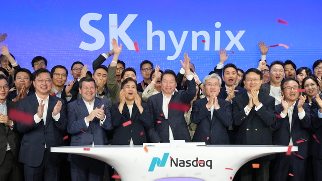 지난 10일 미국 뉴욕 나스닥 마켓사이트에서 열린 ‘오프닝 벨’ 행사에서 최태원 SK그룹 회장, 곽노정 SK하이닉스 CEO, 고승범 SK하이닉스 사외이사 겸 이사회 의장 등 임직원들이 나스닥 ADR 거래 개시를 알리고 있다. 연합뉴스