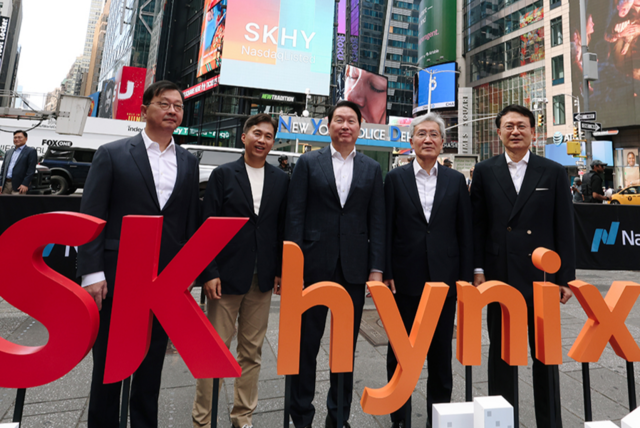 최태원 SK그룹 회장, 곽노정 SK하이닉스 CEO 등 주요 경영진이 지난 10일 미국 뉴욕 타임스스퀘어 나스닥 타워 앞에서 기념촬영하고 있다. 왼쪽부터 최재원 SK스퀘어 수석부회장, 곽 CEO, 최 회장, 고승범 SK하이닉스 사외이사 겸 이사회 의장, 유정준 SK(주) 미주총괄 부회장. 뉴시스