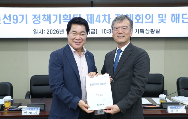 박준희(사진 왼쪽) 서울 관악구청장. 관악구 제공