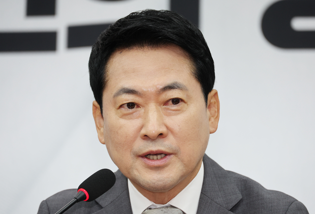 장동혁 국민의힘 대표가 13일 여의도 국회에서 열린 최고위원회의에서 발언하고 있다. 뉴시스