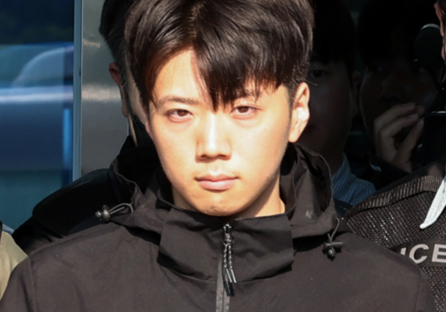 장윤기가 14일 오전 광주 서부경찰서에서 검찰로 송치되기 전 포토라인에 서고 있다. 연합뉴스