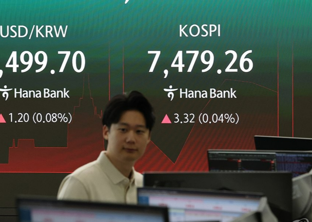 13일 서울 중구 하나은행 본점 딜링룸에서 직원들이 업무를 보고 있다.  연합뉴스