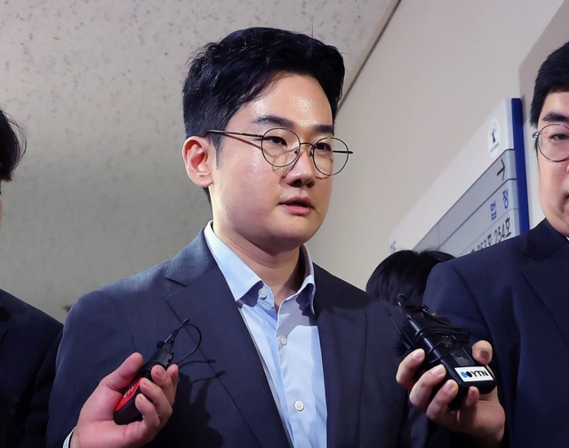 지난 6·3 지방선거에서 피습 자작극 의혹을 받는 정이한 전 개혁신당 부산시장 후보가 8일 오후 부산지방법원의 구속 전 피의자 신문에 출석하기 위해 법정에 들어서고 있다. 연합뉴스