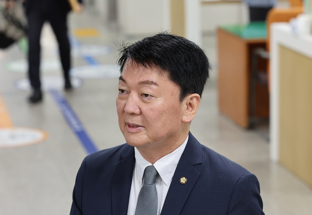 안철수 국민의힘 의원이 8일 오전 서울 서초구 서울중앙지방법원에서 ‘계엄 해제 표결 방해 혐의’ 관련 6차공판에 증인으로 출석하고 있다. 뉴시스