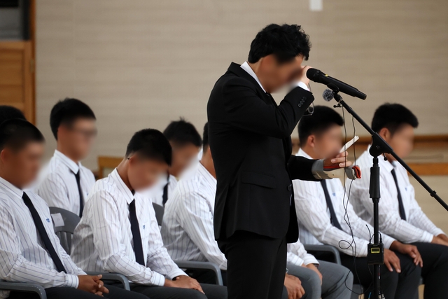 지난 6일 오후 전남광주통합특별시 북구 광주제일고등학교 강당에서 배재고등학교 교장이 사과문을 낭독하다가 눈물을 흘리고 있다. 연합뉴스